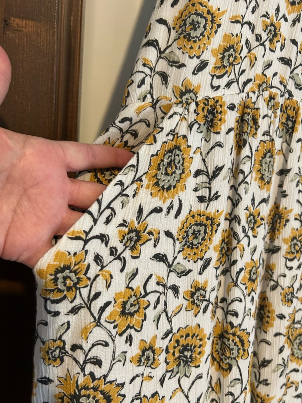 Garnet Hill Marina Crepe Dress in Gold Vines Floral Size Medium - Picture 4 of 9